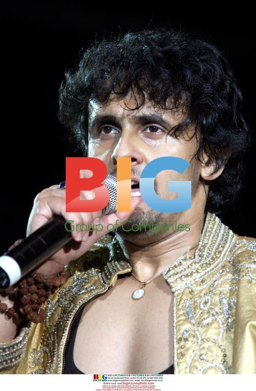 Shah Rukh Khan at Sonu Nigam Concert