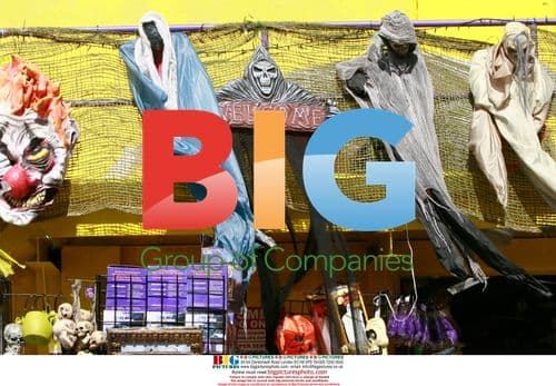 Russell Crowe and Family Shopping