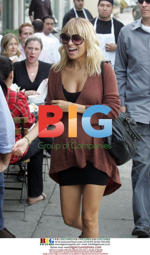 Pregnant Nicole Richie with Friends