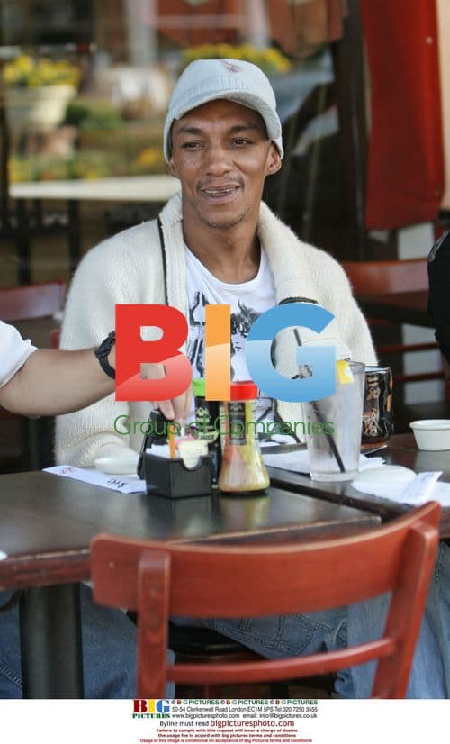 Singer Tricky dines with friends