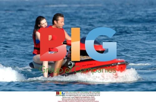 Anne Hathaway on yacht with boyfriend