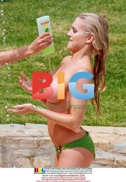 Blonde bombshells enjoy Caribbean vacation