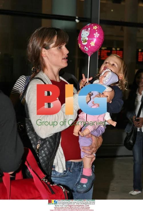 Pregnant Jennifer Garner and Violet Arrive in Toronto