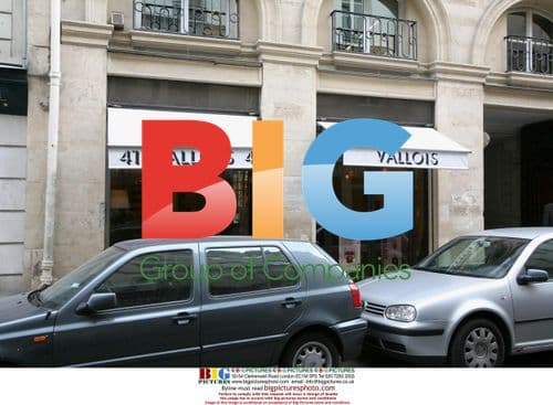 Katie Holmes visits Paris art galleries