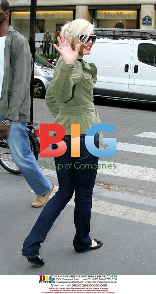 Gwen Stefani Leaves Paris Hotel