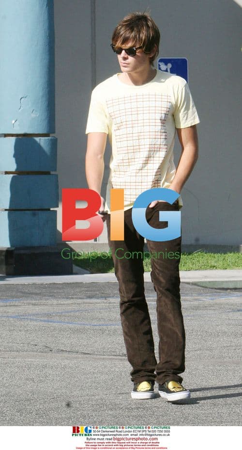 Zac Efron stops for Robeks Juice