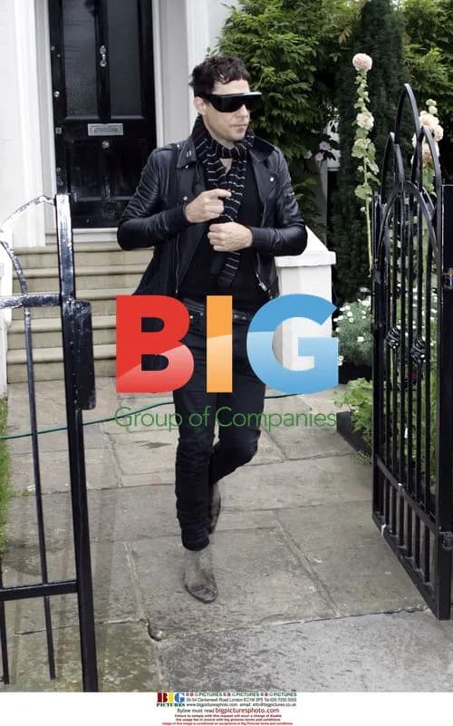 Jamie Hince Leaving Kate Moss' Friend's Home