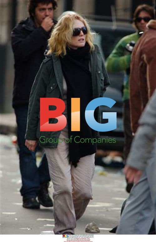 Julianne Moore and Mark Ruffalo on set of "The Blindness"