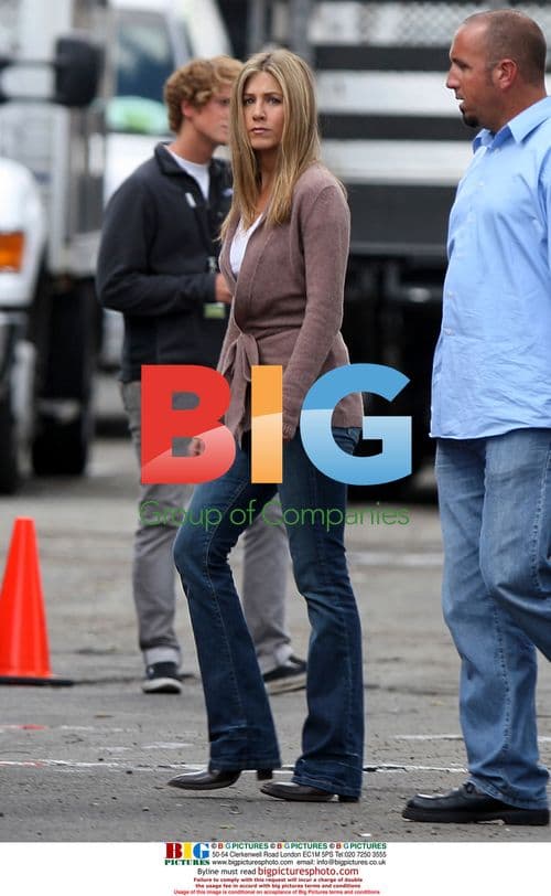 Jennifer Aniston on set of "He's Not That Into You"