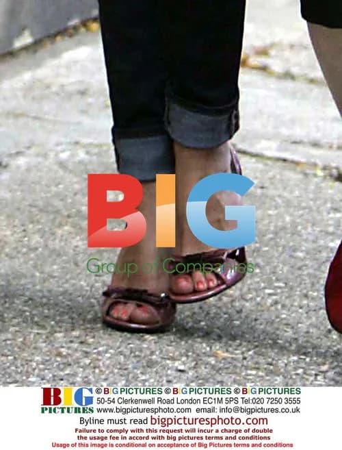 Amy Winehouse spotted in pink shoes