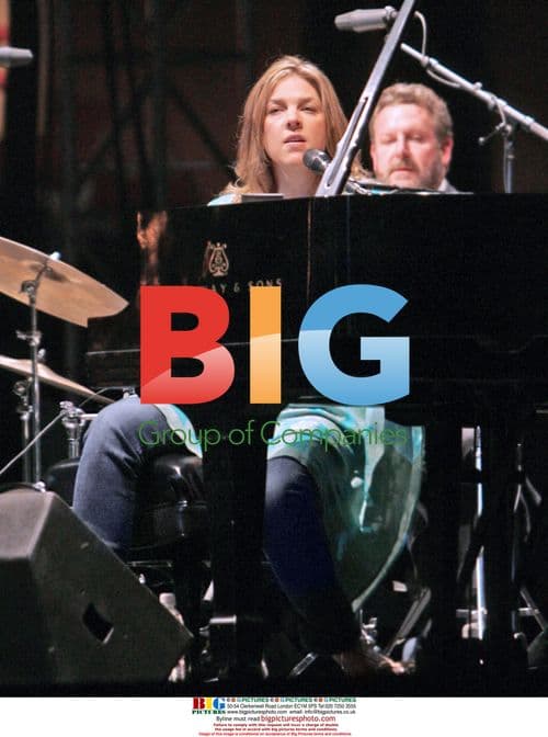 Diana Krall and Jeff Hamilton Perform Outdoor Concert