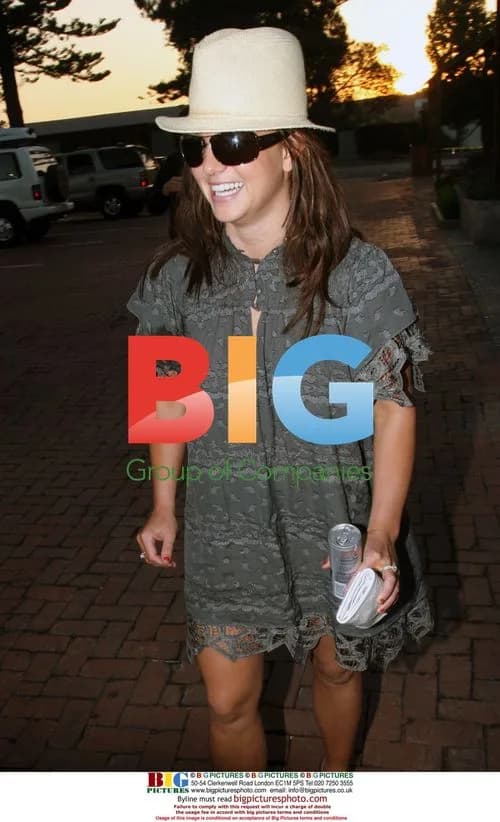 Britney Spears Shopping in Malibu
