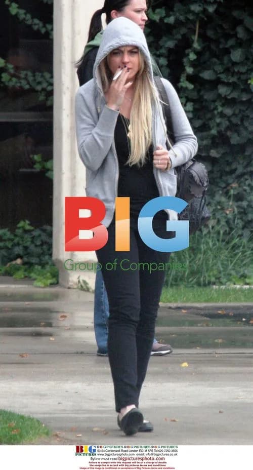 Lindsay Lohan Takes Smoke Break Outside Rehab