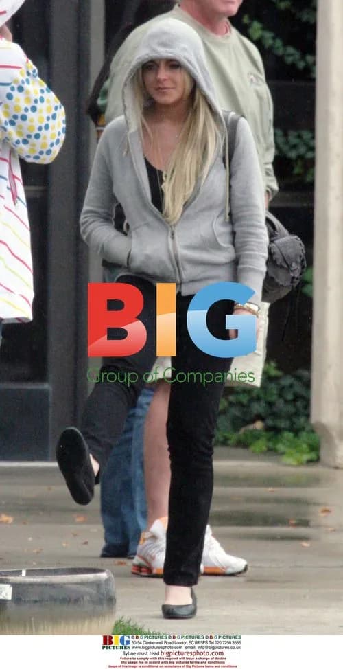 Lindsay Lohan Takes Smoke Break at Rehab