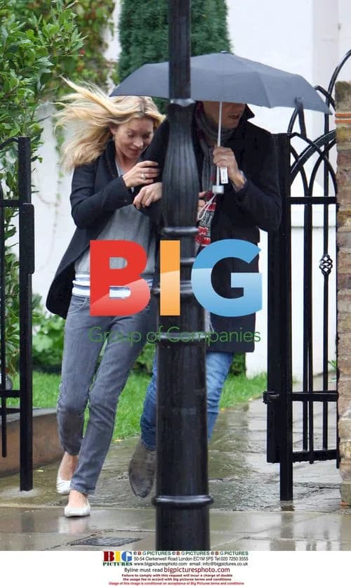 Kate Moss and Boyfriend Seen Running to Local Shop