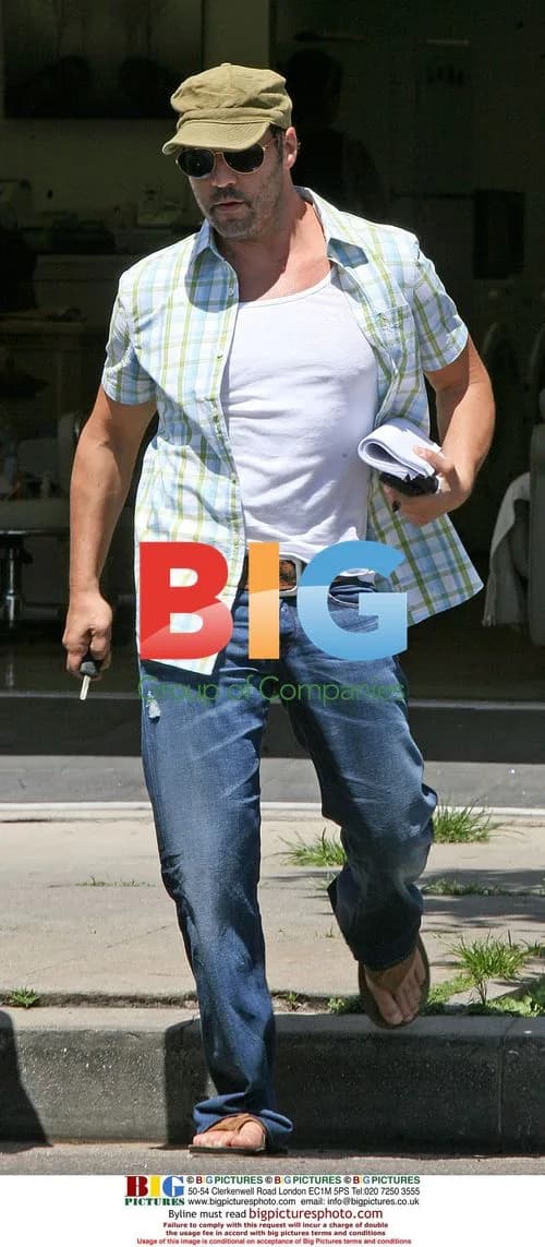 Jeremy Piven has brunch with friends and dog