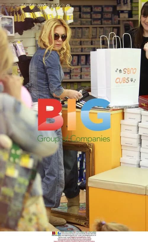 Geri Halliwell Out Shopping with Daughter in London