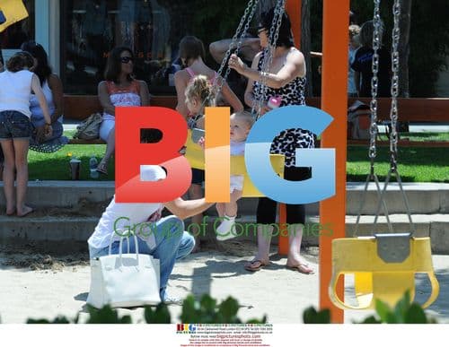 Rosetta Getty plays with daughter in Malibu