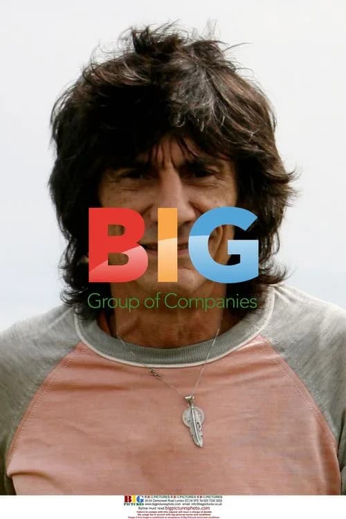 Ronnie Wood strolling at rehab center