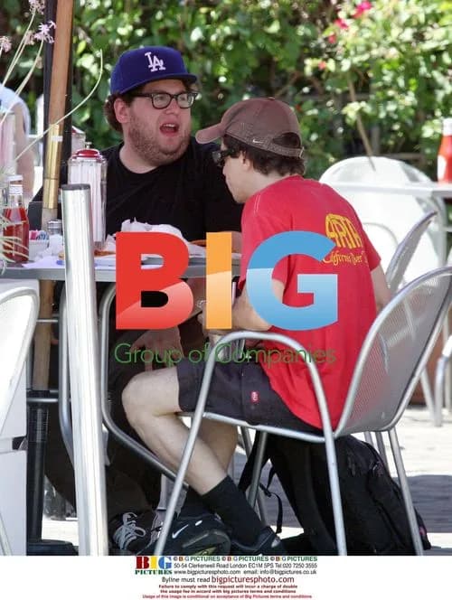 Jonah Hill grabs bite, walks oddly