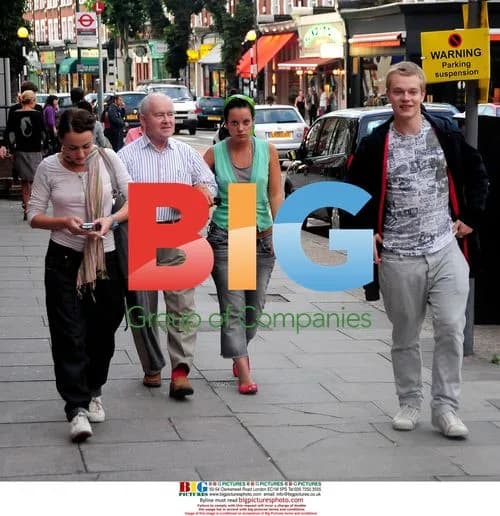 Lily Allen has dinner, has phone argument, and walks home with family