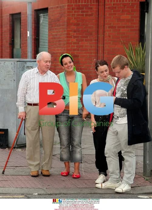 Lily Allen has heated phone call, walks home with family