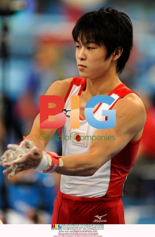 Uchimura Preps for Horizontal Bar