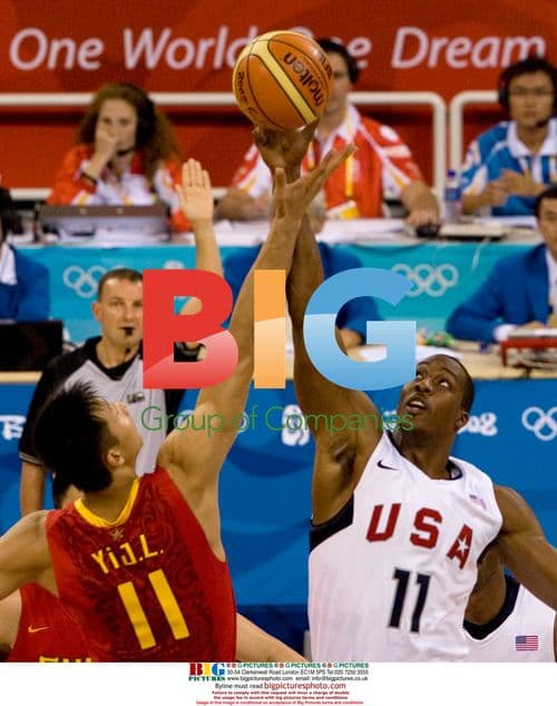 Dwight Howard out jumps Jianlian Yi