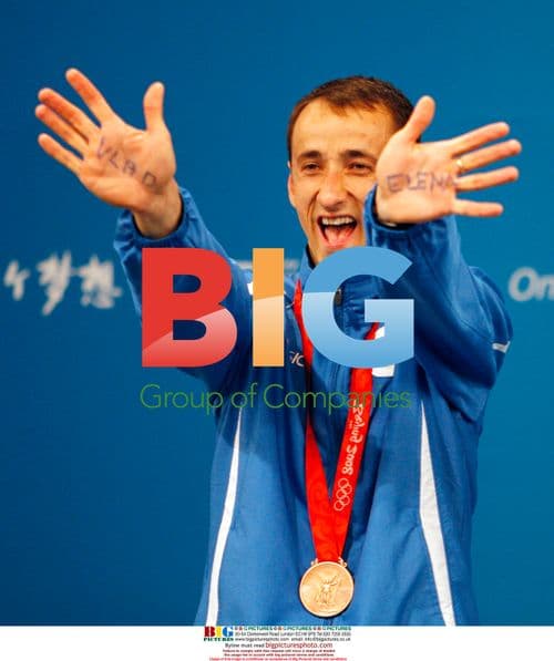 Mihai Covaliu waves from medal stand