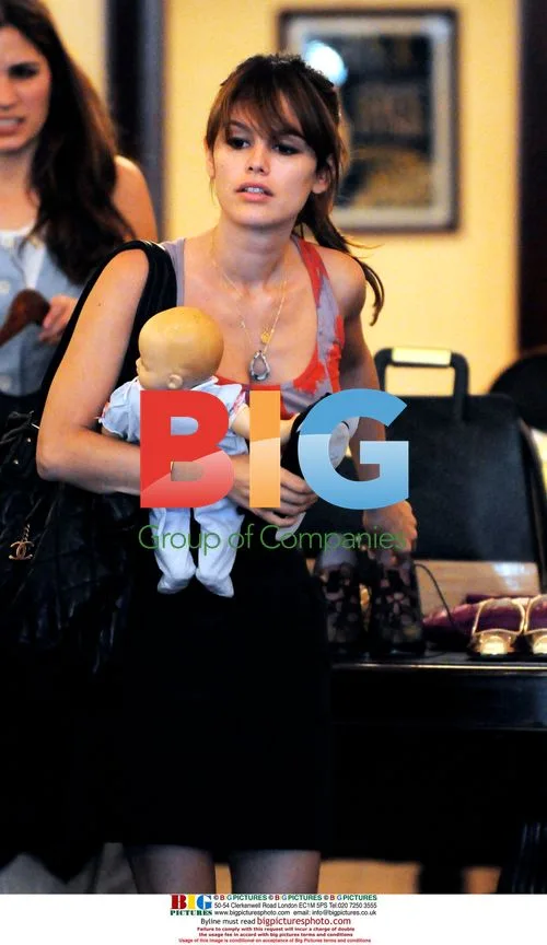 Rachel Bilson Goes Shopping with Sister