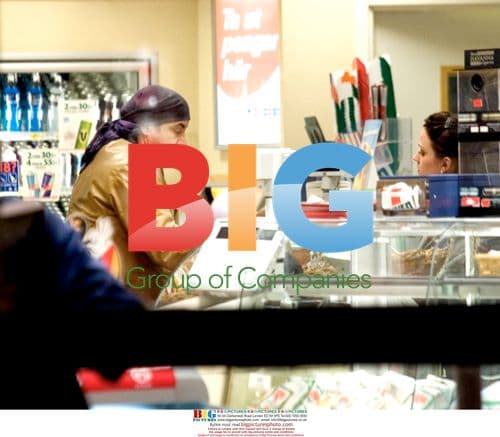 Steven Van Zandt buying snacks