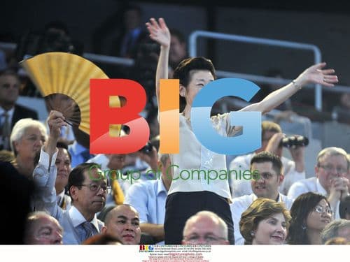 Japanese PM’s wife waves at Olympic opening