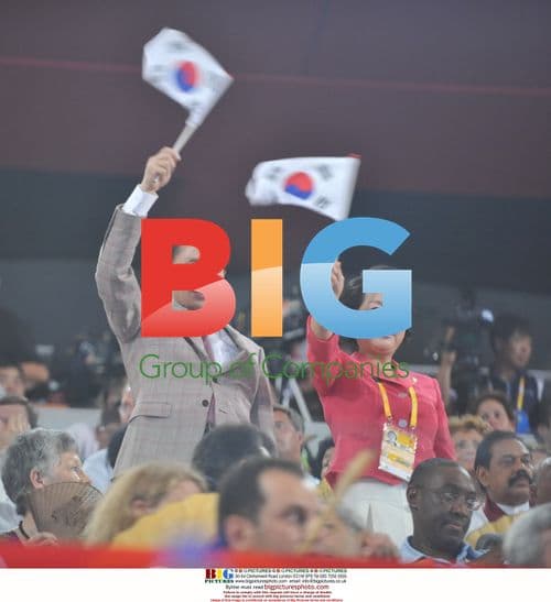 Lee Myung-bak waves to S Korean athletes