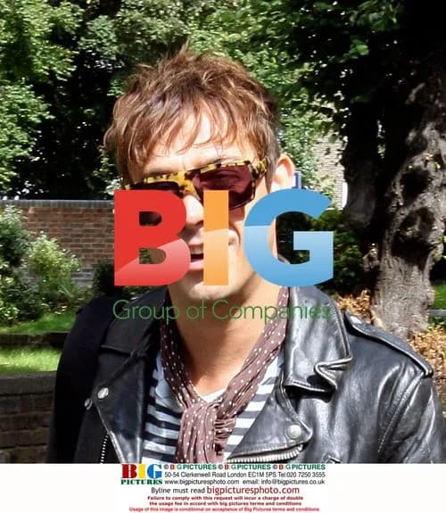 Jamie Hince leaving Kate Moss's house
