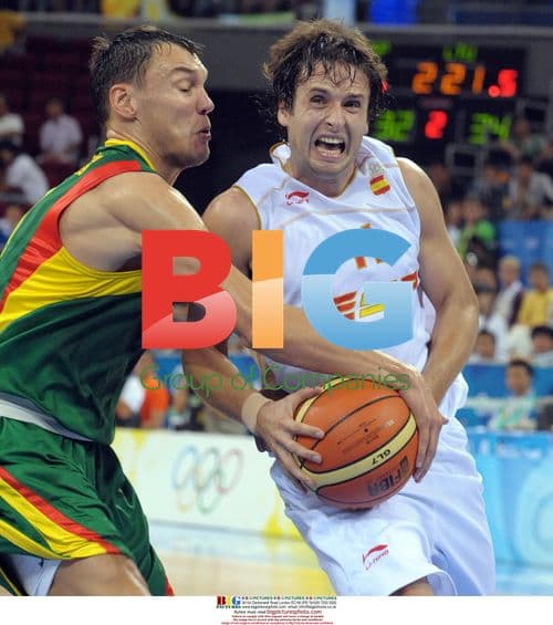 Raul Lopez drives to net vs Sarunas Jasikevicius