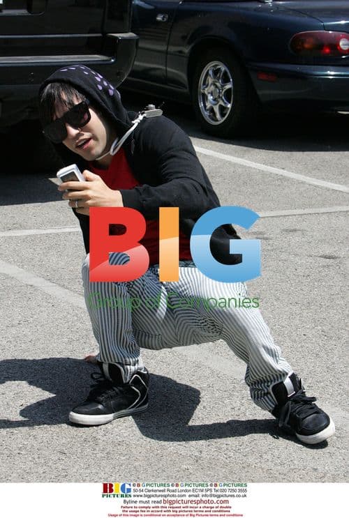 Pete Wentz Pretends to Fall While Shopping