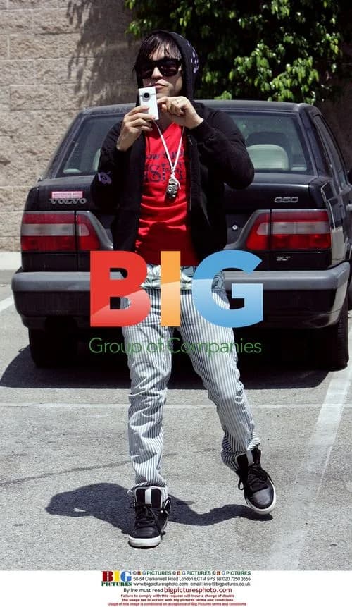 Pete Wentz Pretends to Fall While Shopping