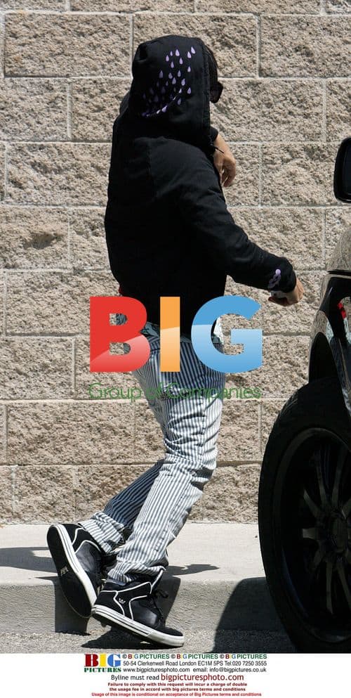 Pete Wentz pretends to fall while shopping