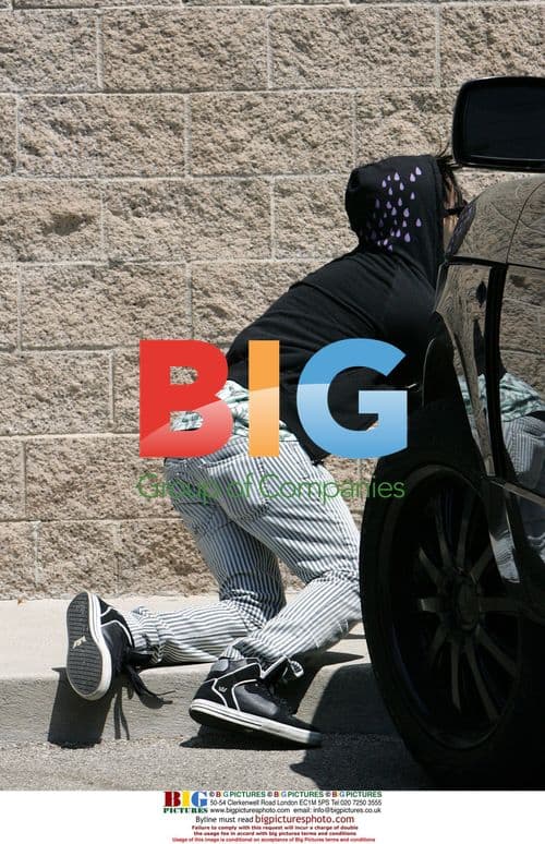 Pete Wentz Pretends to Fall While Shopping