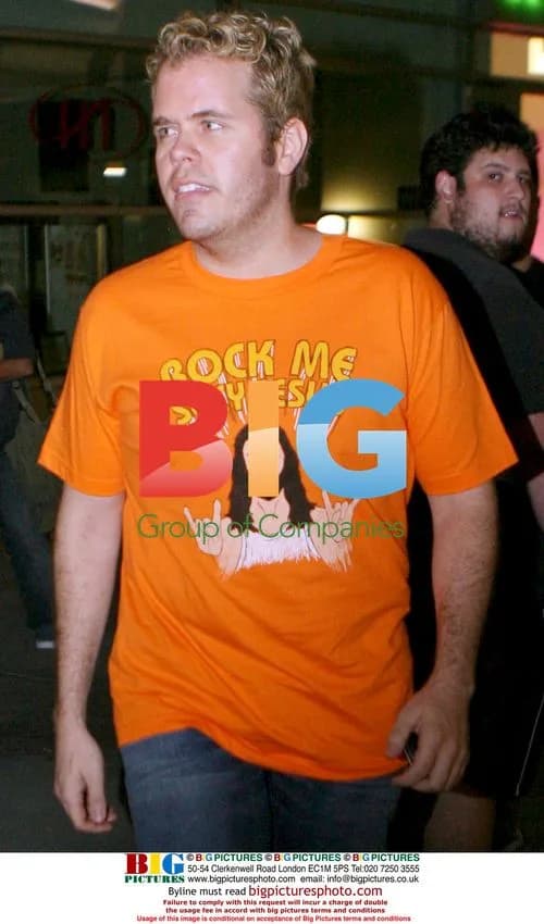 Perez Hilton makes a fashion statement