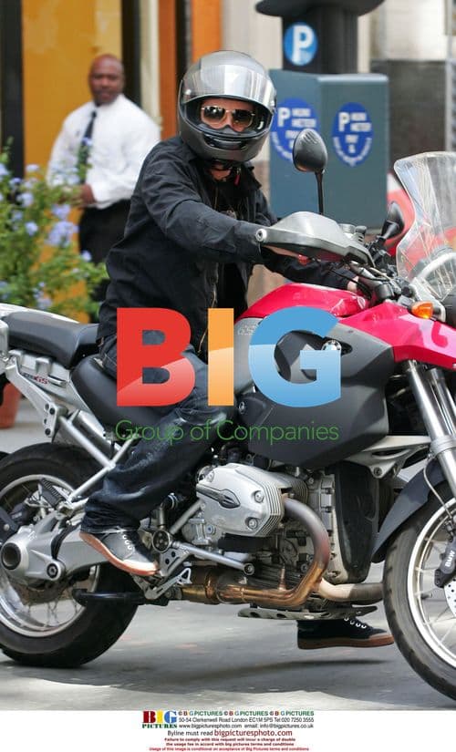 Miranda Kerr Hails Cab with Dog