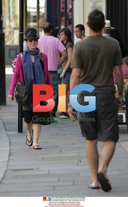 Mel C out for nails and coffee