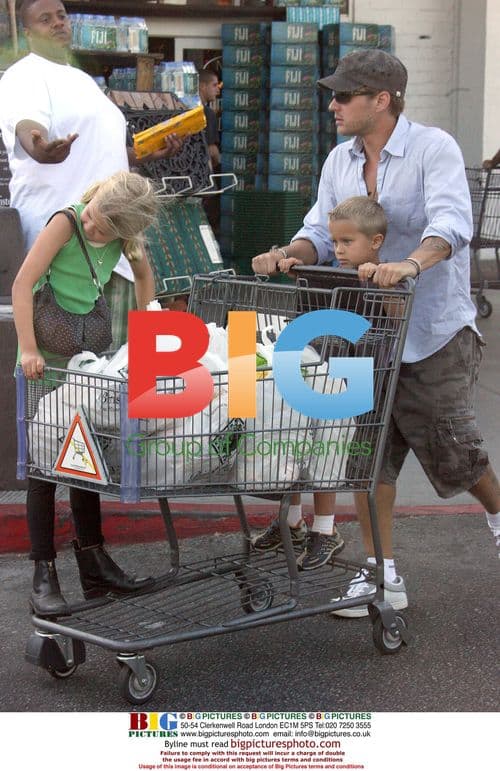 Ryan Phillipe shops with kids