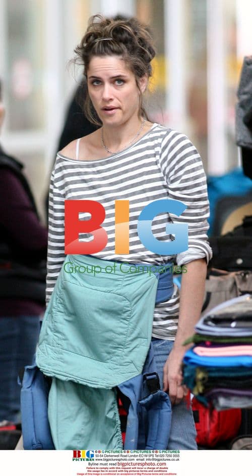 Amanda Peet and Family Arrive at Vancouver Airport