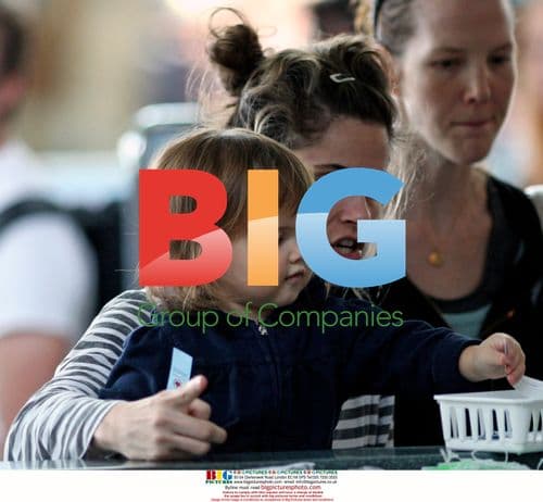 Amanda Peet and Family Arrive in Vancouver