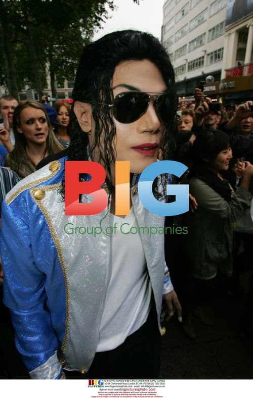 Michael Jackson impersonator 'Navi' performs 'Thriller'