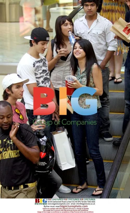 Selena Gomez dines with boyfriend at Beverly Centre Mall