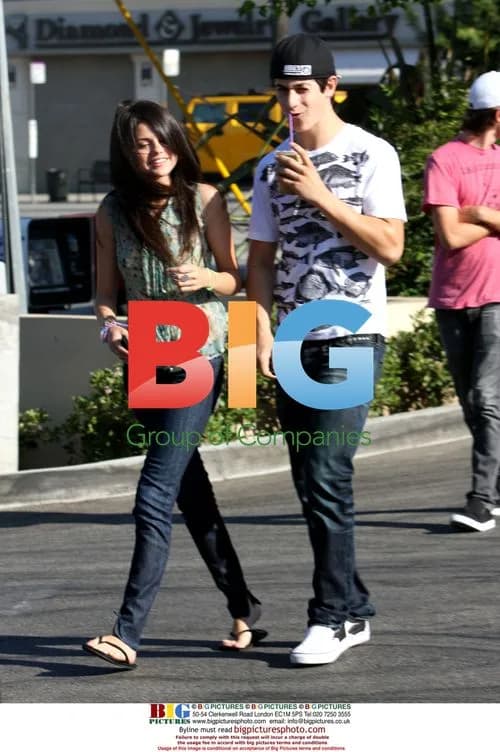 Selena Gomez and Boyfriend Dine at Beverly Centre Mall