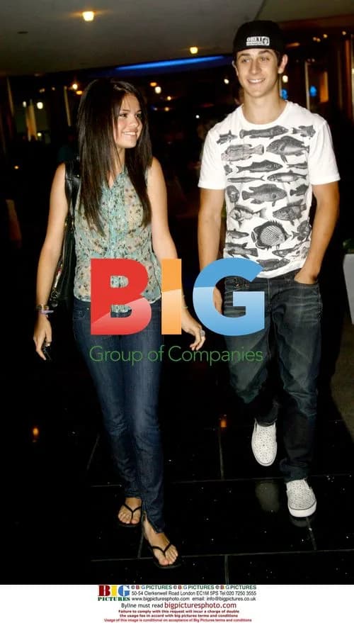 Selena Gomez and boyfriend have dinner in mall food court