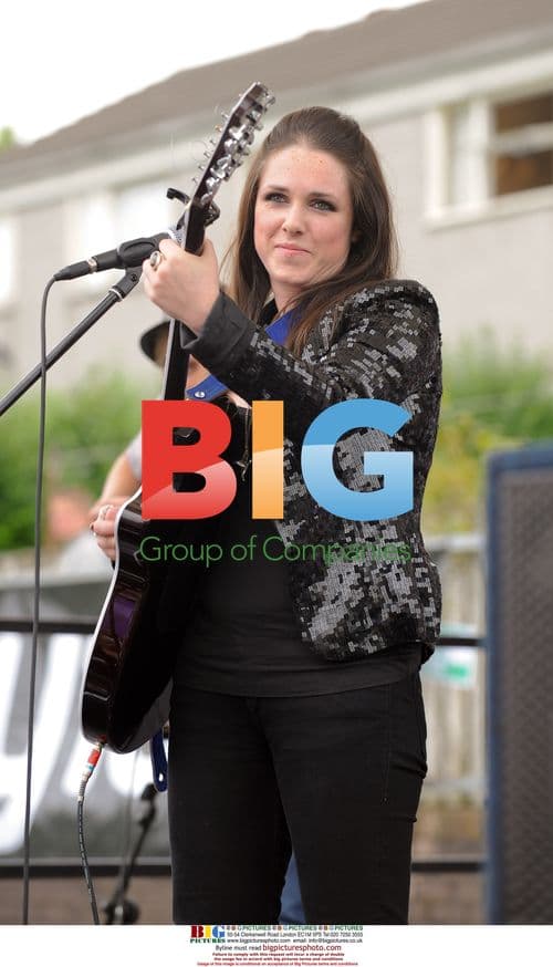 Sandi Thom performs free concert in Manchester